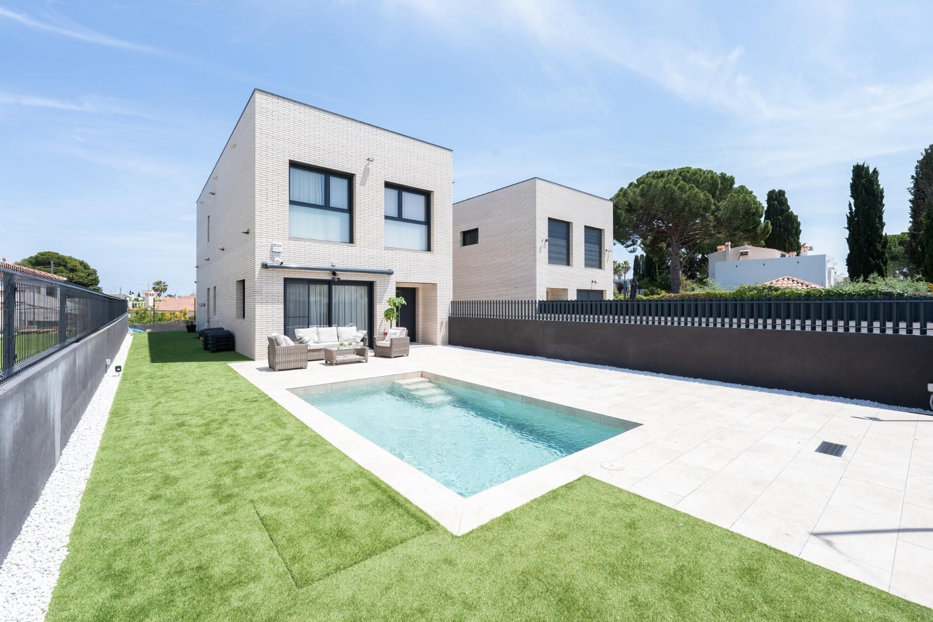 Piscina de Casa o xalet en venda en Cambrils amb Aire condicionat, Calefacció i Jardí privat