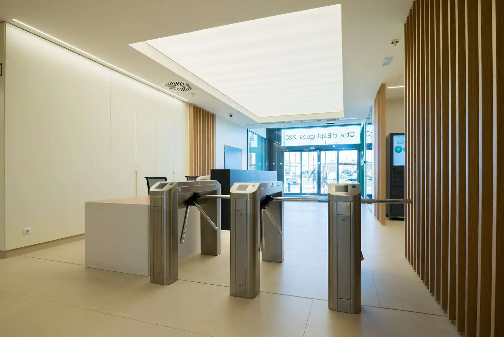 Oficina de alquiler en Cornellà de Llobregat con Aire acondicionado, Calefacción y Terraza