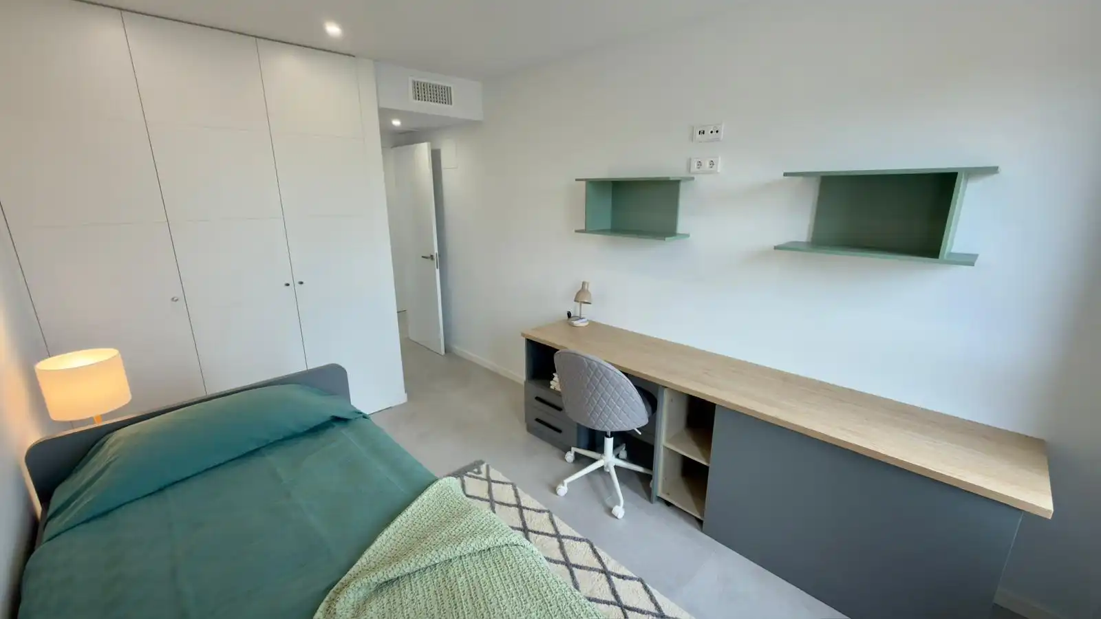 Dormitori de Apartament de lloguer en Finestrat amb Aire condicionat, Jardí privat i Terrassa