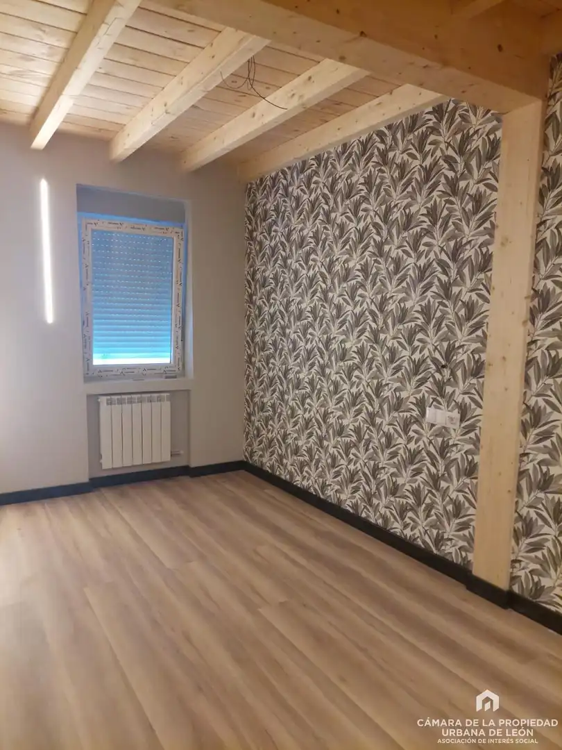 Dormitori de Casa adosada en venda en Valverde de la Virgen amb Calefacció i Terrassa