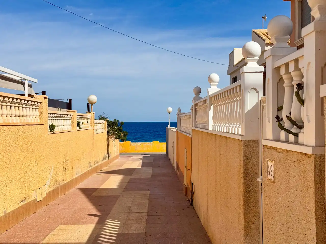 Vista exterior de Casa adosada en venda en Torrevieja amb Aire condicionat, Calefacció i Jardí privat