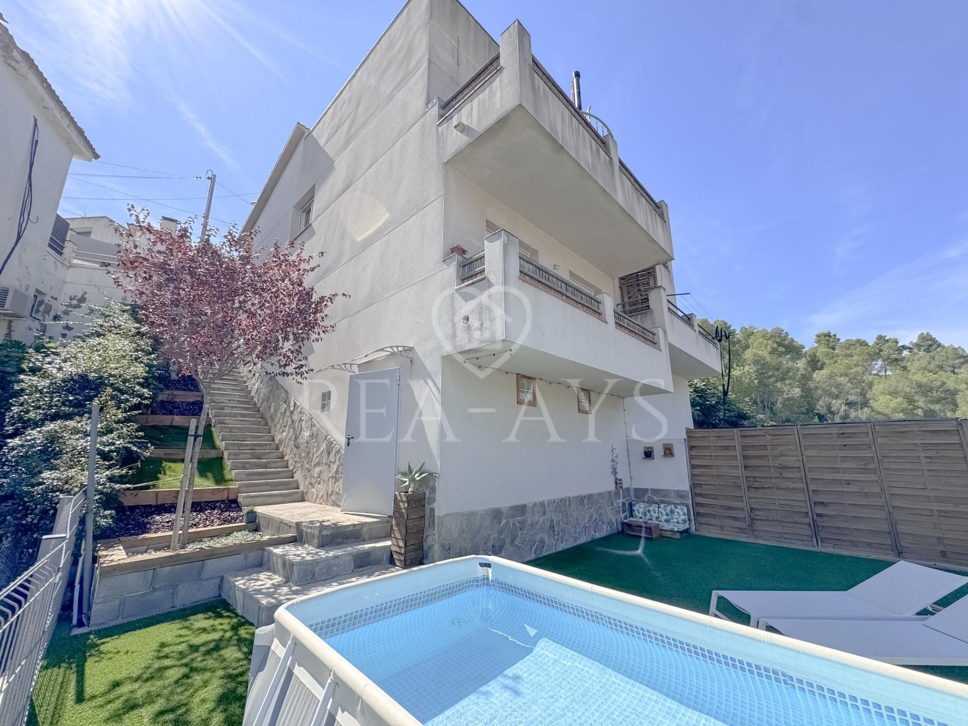 Vista exterior de Casa o xalet en venda en Vallirana amb Calefacció, Jardí privat i Terrassa
