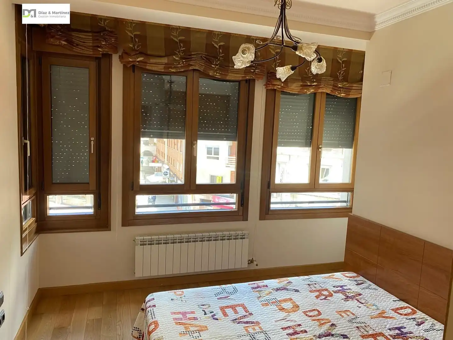 Habitación de Apartamento en venta en León Capital  con Calefacción, Parquet y Trastero
