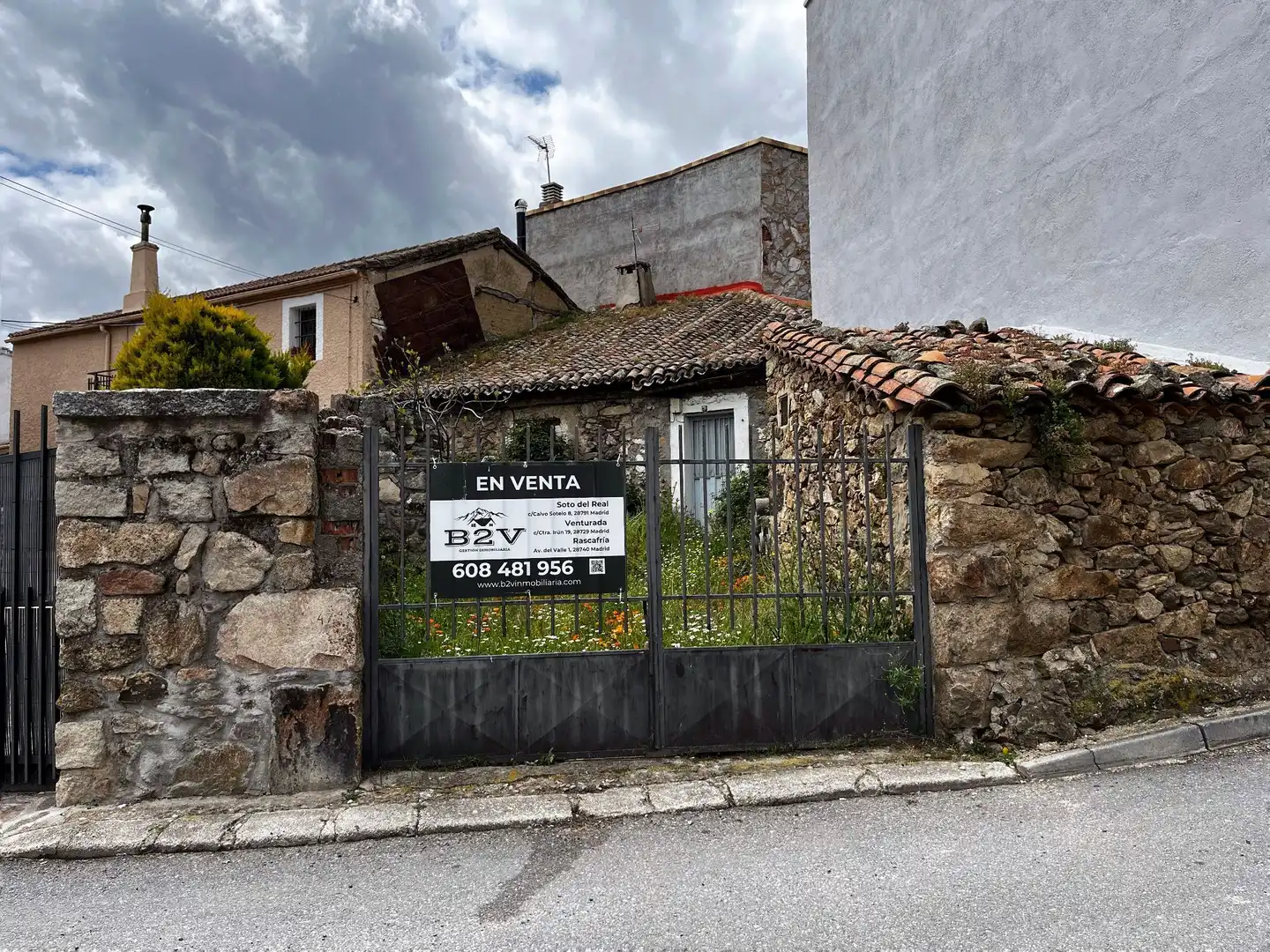 Vista exterior de Casa adosada en venta en Gargantilla del Lozoya con Jardín privado