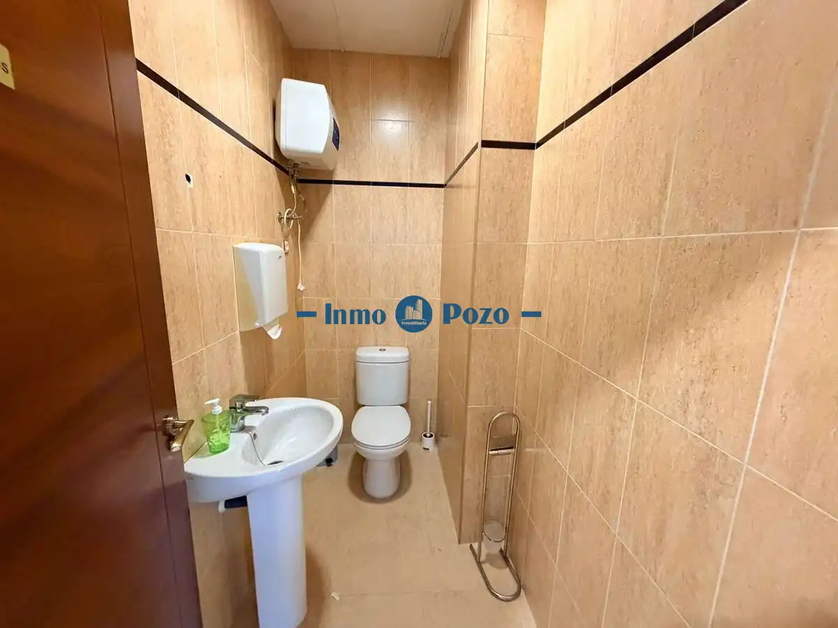 Badezimmer von Büro zum Verkauf in Almendralejo