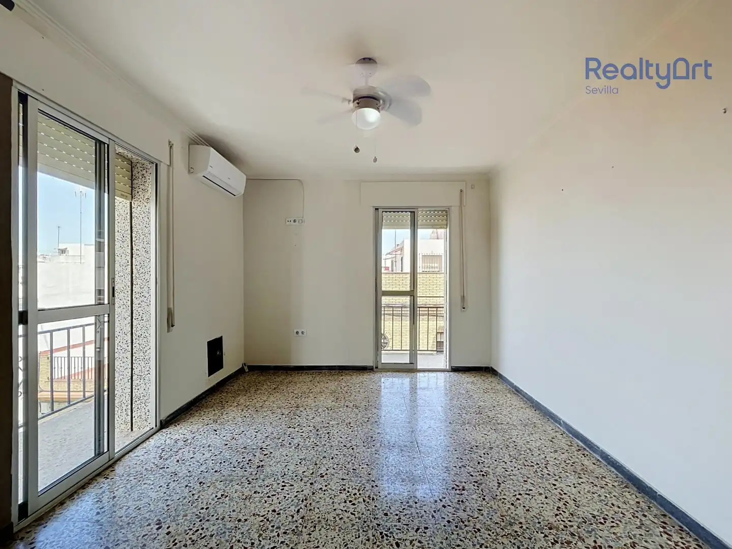 Sala d'estar de Casa o xalet en venda en Sevilla amb Aire condicionat, Terrassa i Balcó