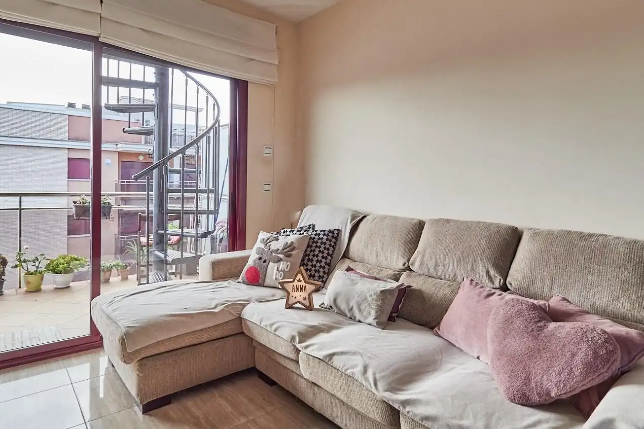 Wohnzimmer von Dachboden zum Verkauf in Calafell mit Heizung, Terrasse und Gemeinschaftspool