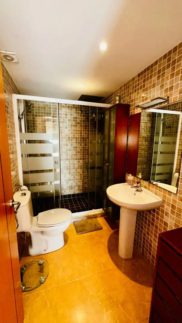 Badezimmer von Dachboden zum Verkauf in L'Estartit mit Klimaanlage, Heizung und Parkett