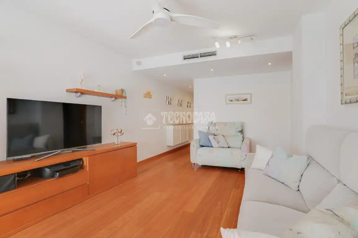 Sala de estar de Piso en venta en L'Hospitalet de Llobregat con Aire acondicionado, Calefacción y Balcón