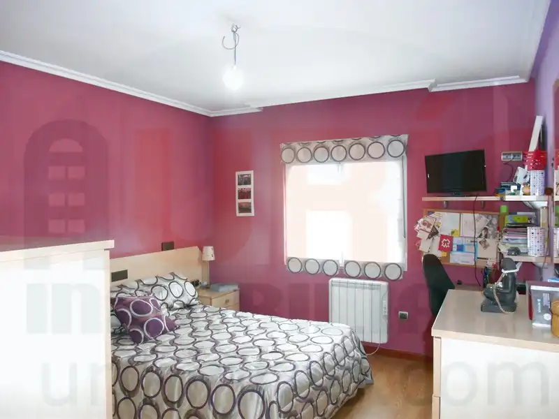 Habitación de Piso en venta en Oviedo  con Calefacción, Trastero y Amueblado