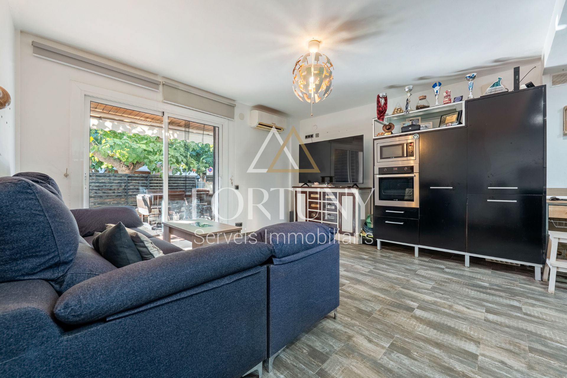 Sala d'estar de Planta baixa en venda en Salou amb Aire condicionat i Jardí privat