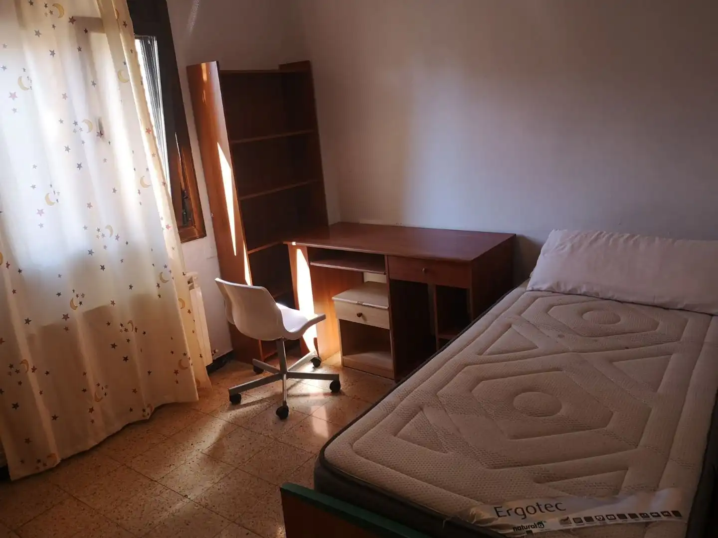 Wohnung zur Miete in N/A, Instituts - Universitat