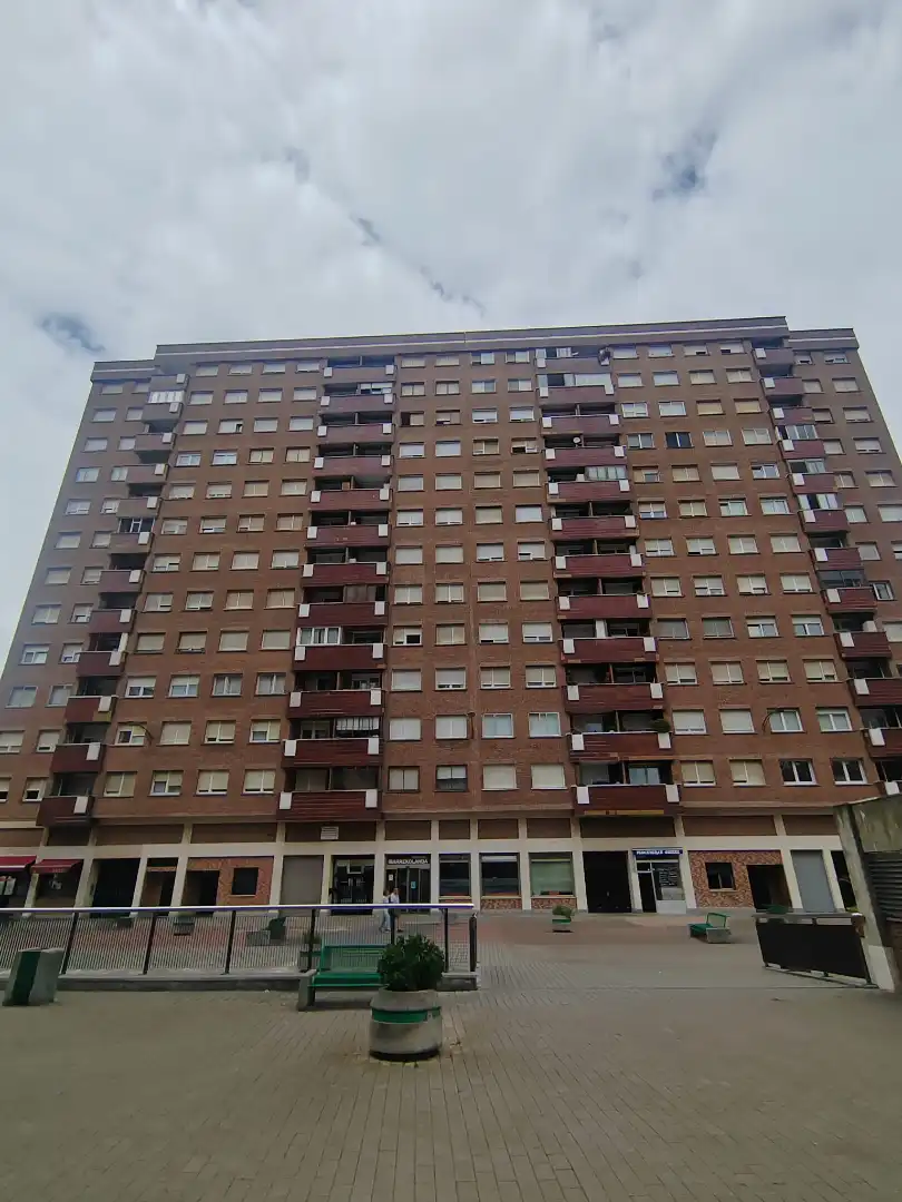 Außenansicht von Wohnung zur Miete in Bilbao  mit Heizung, Parkett und Terrasse