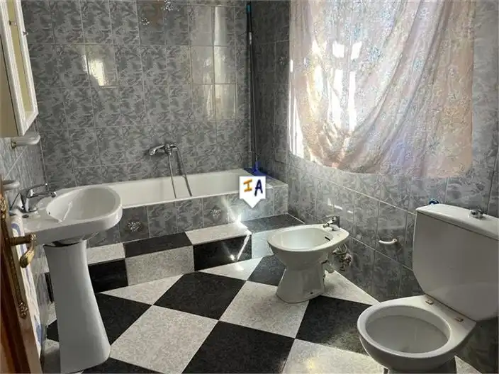 Badezimmer von Wohnungen zum Verkauf in Fuente-Tójar mit Klimaanlage und Abstellraum