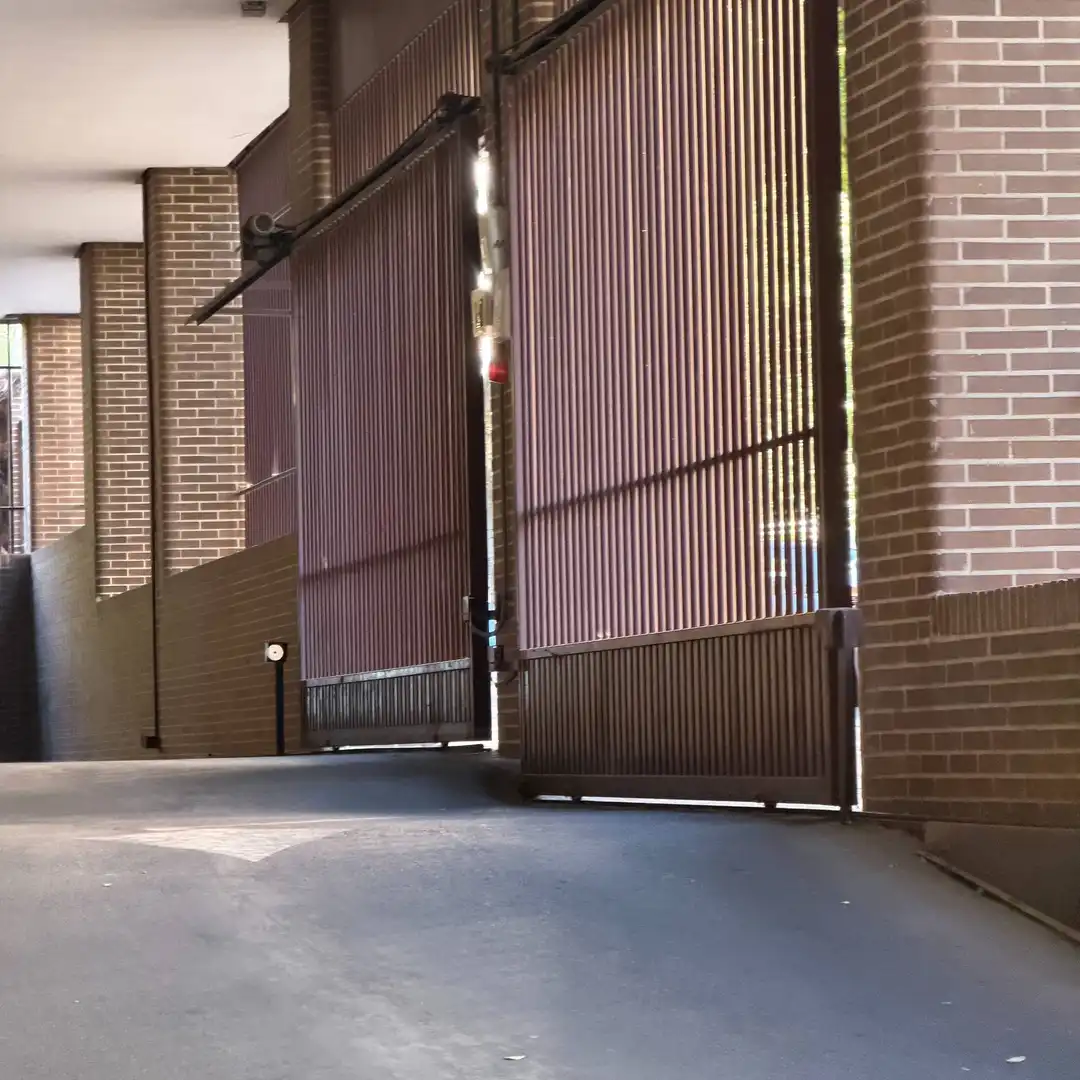 Vista exterior de Piso en venta en Madrid con Piscina comunitaria
