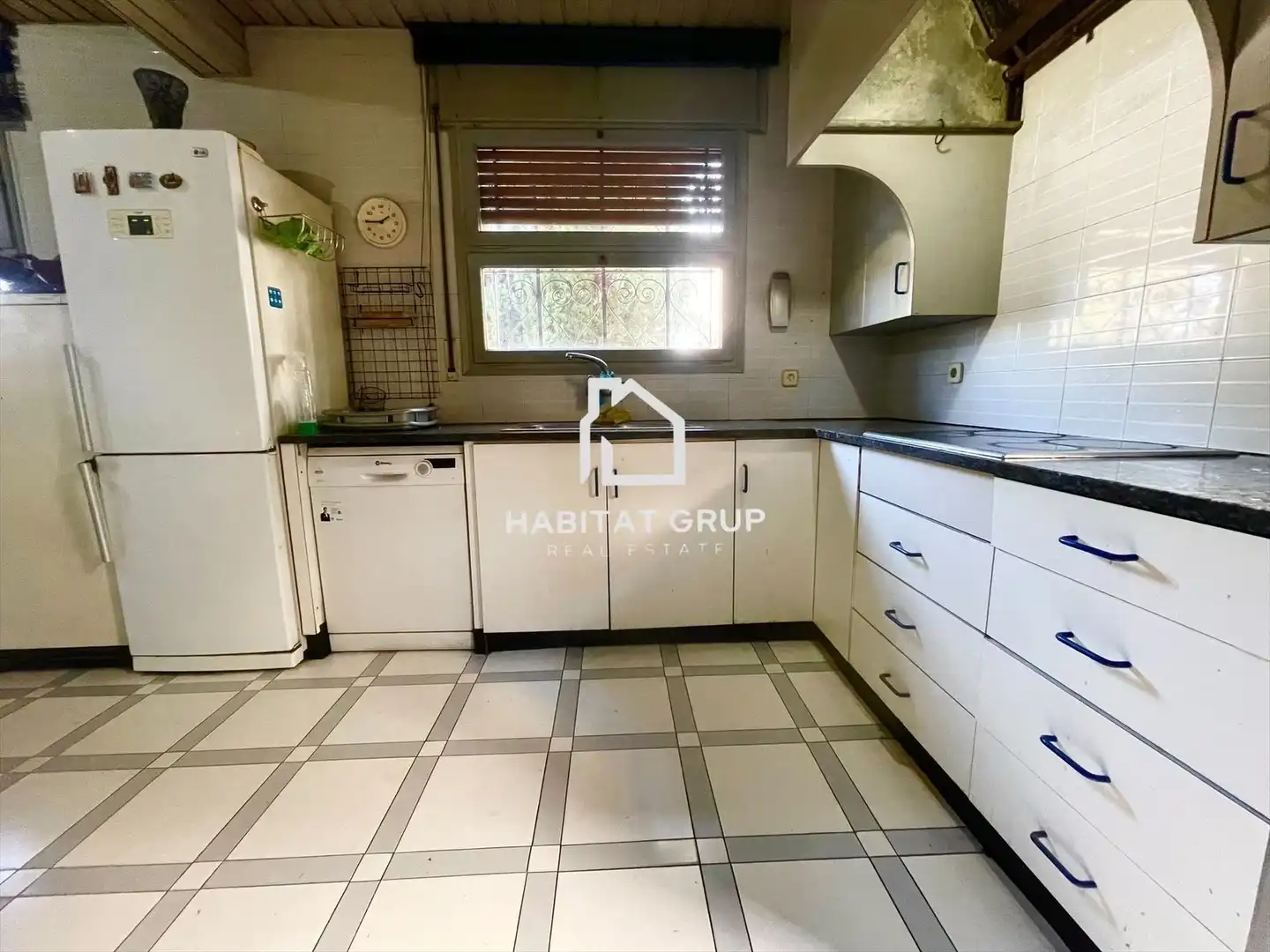 Cuina de Casa o xalet en venda en Girona amb Aire condicionat, Calefacció i Jardí privat