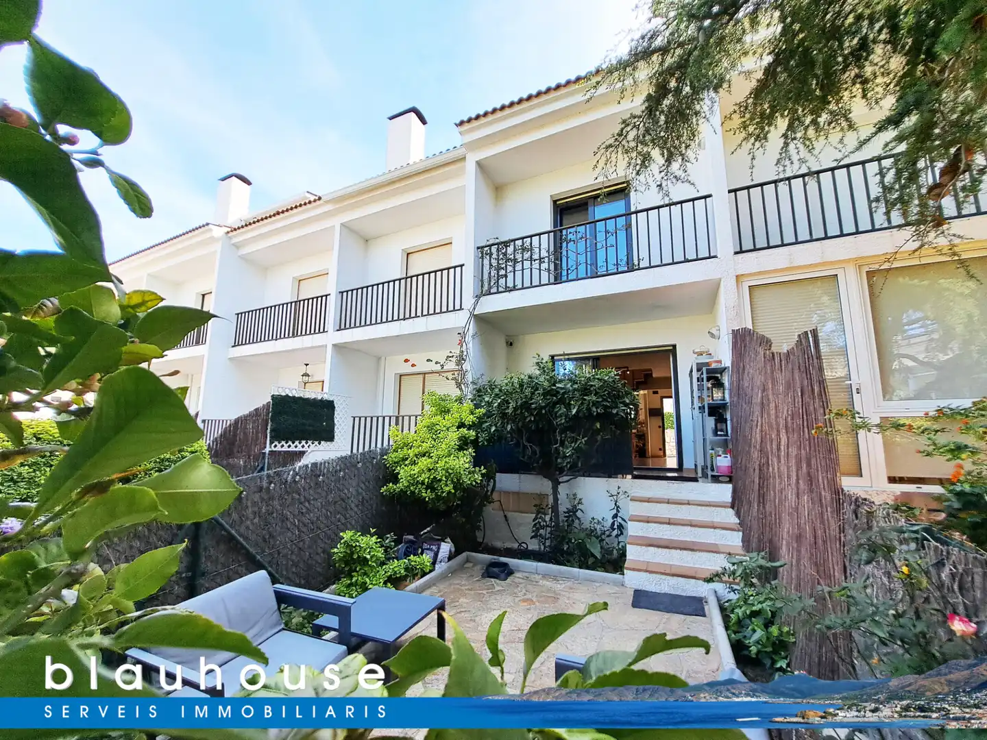 Vista exterior de Casa adosada en venda en Llançà amb Jardí privat, Parquet i Terrassa