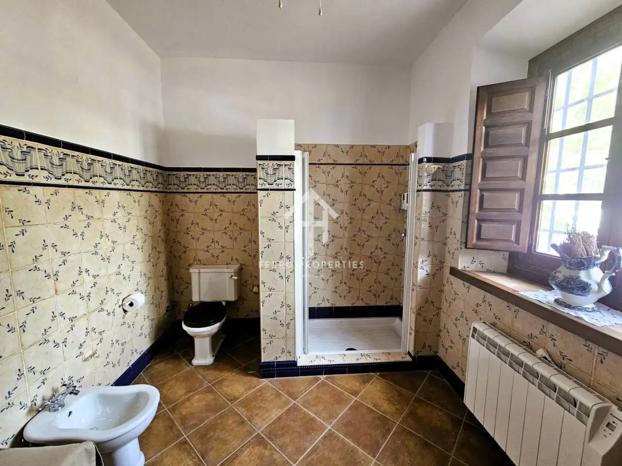 Bathroom of Houses for sale in Villanueva de Tapia  with Air Conditioner, Heating and Private garden