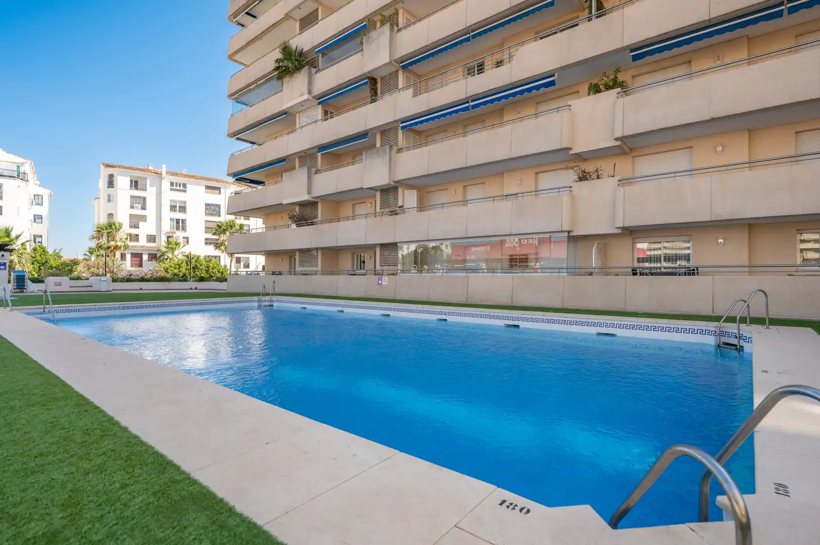 Apartament amb piscina en venda a Nueva Andalucía, imagen 3