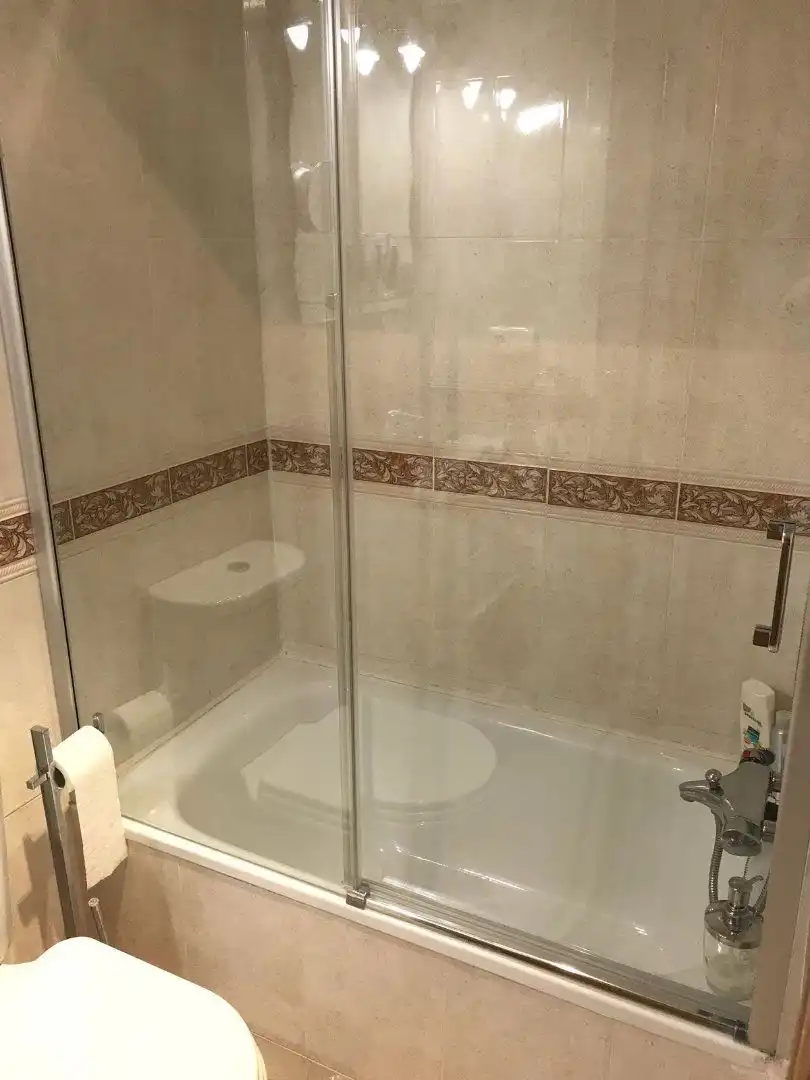 Bathroom of Flat for rent in Algeciras  with Air Conditioner and Furnished