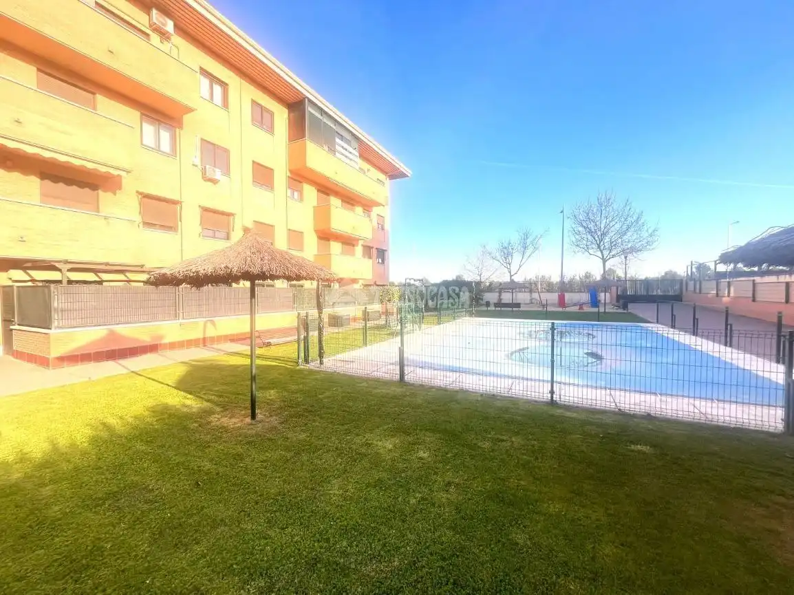 Piscina de Piso en venta en Navalcarnero con Aire acondicionado, Calefacción y Parquet