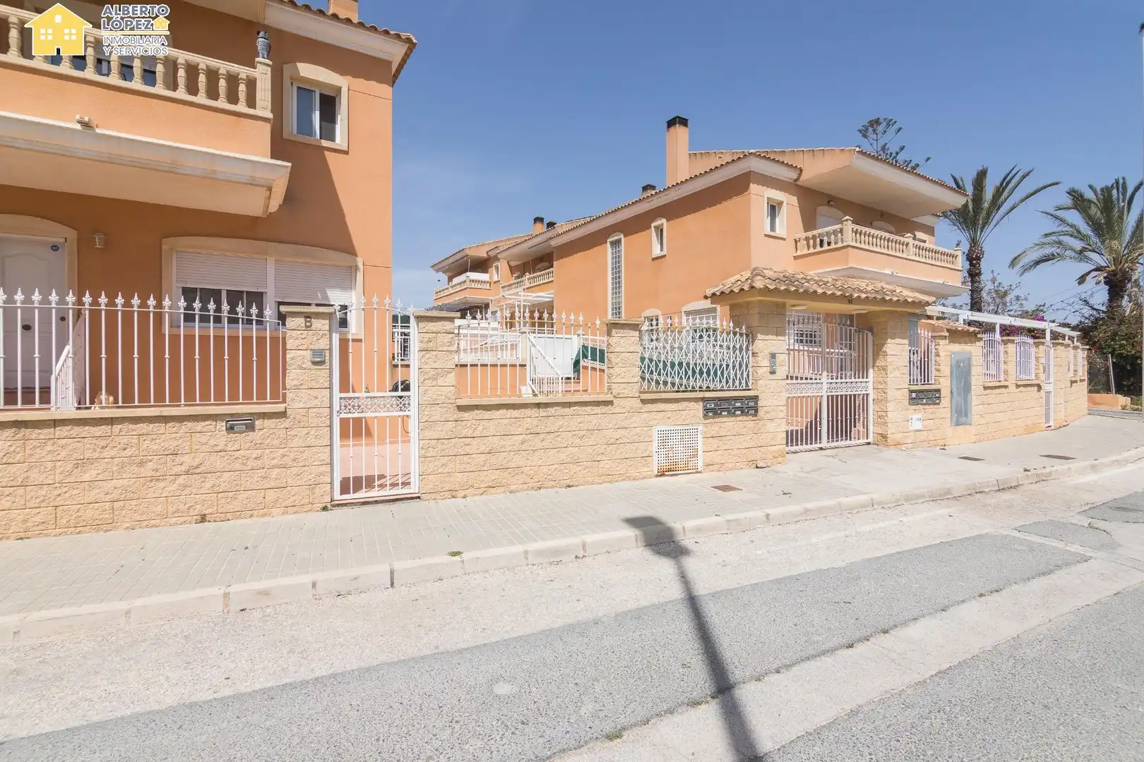 Vista exterior de Casa adosada en venta en Elche / Elx con Aire acondicionado, Calefacción y Balcón