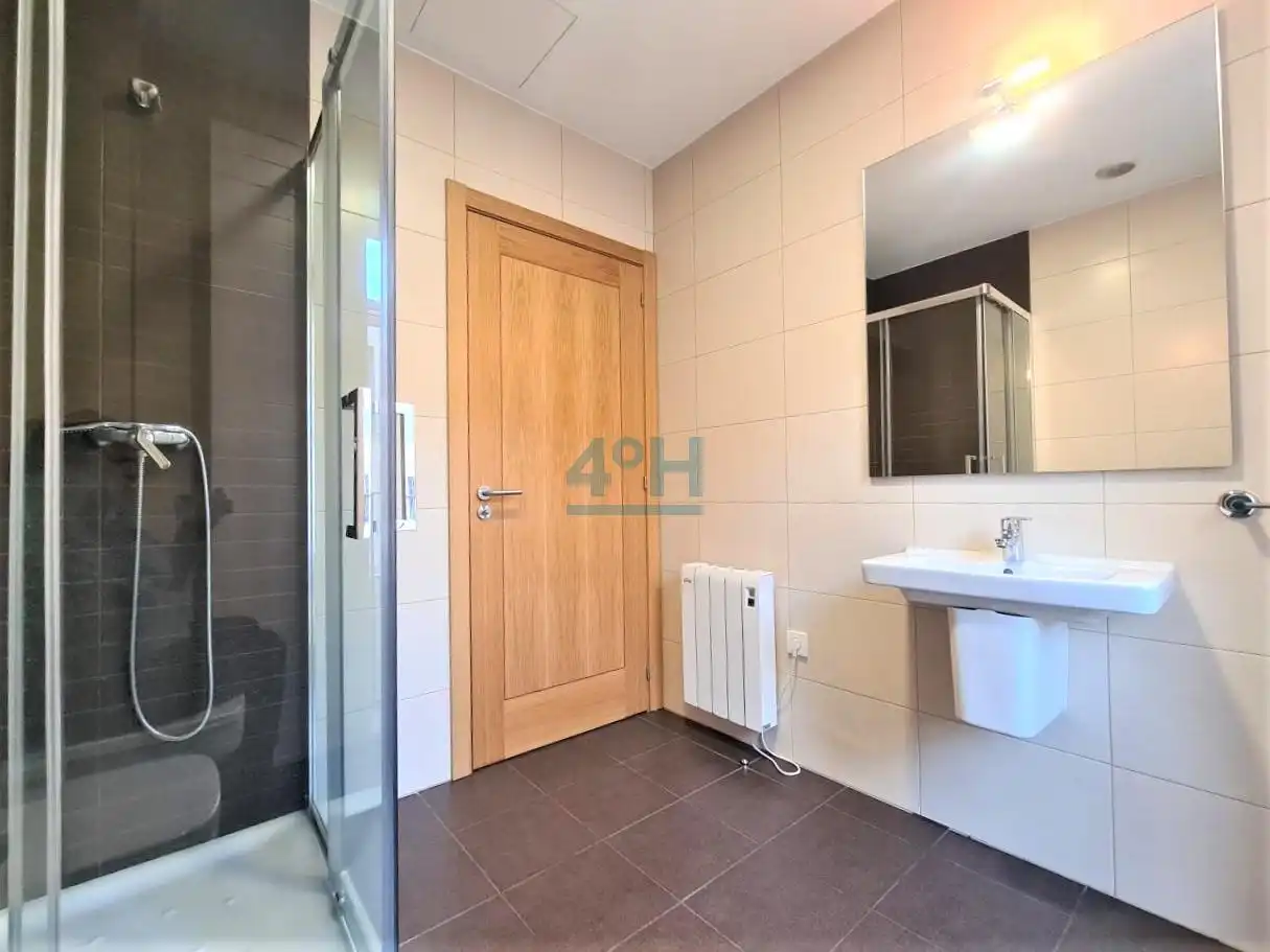 Bany de Estudi de lloguer en Ourense Capital  amb Calefacció i Parquet
