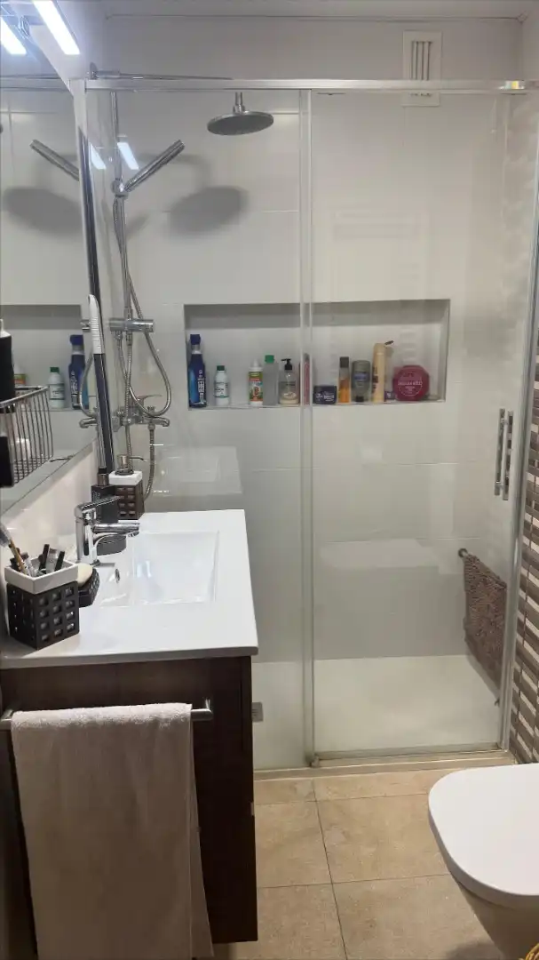 Badezimmer von Wohnung zum Verkauf in Cornellà de Llobregat mit Klimaanlage, Heizung und Parkett
