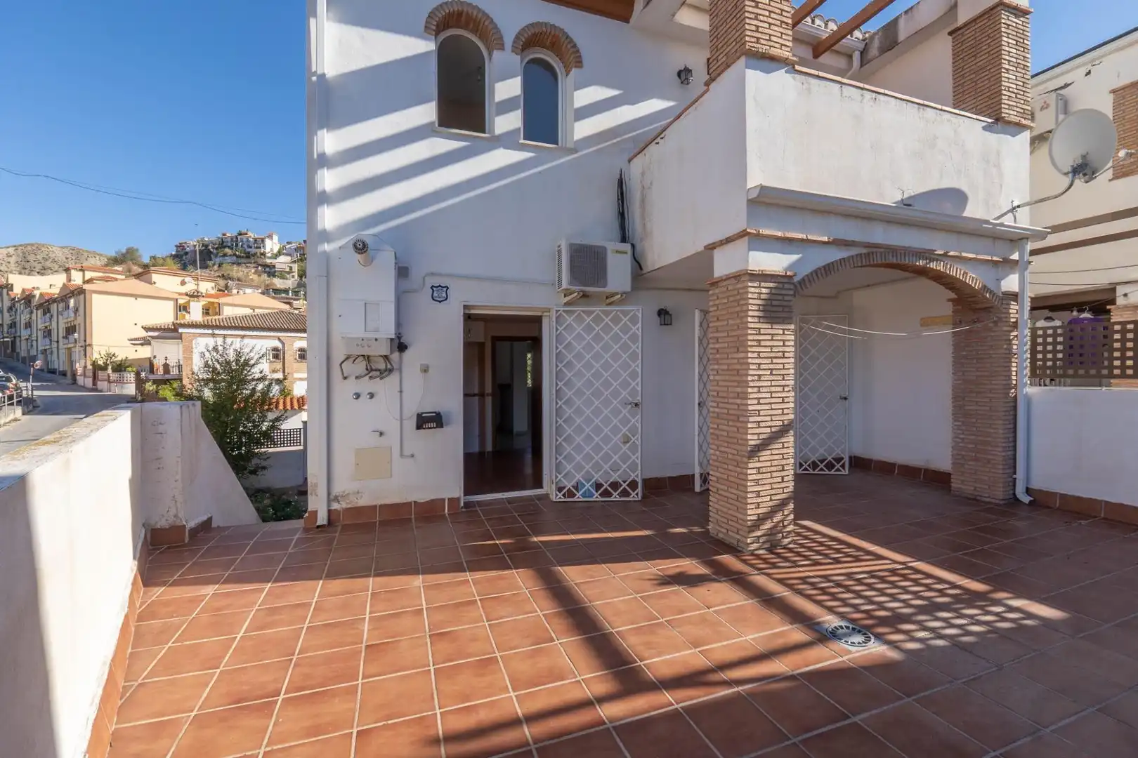 Vista exterior de Casa adosada en venta en Cenes de la Vega con Aire acondicionado, Calefacción y Jardín privado
