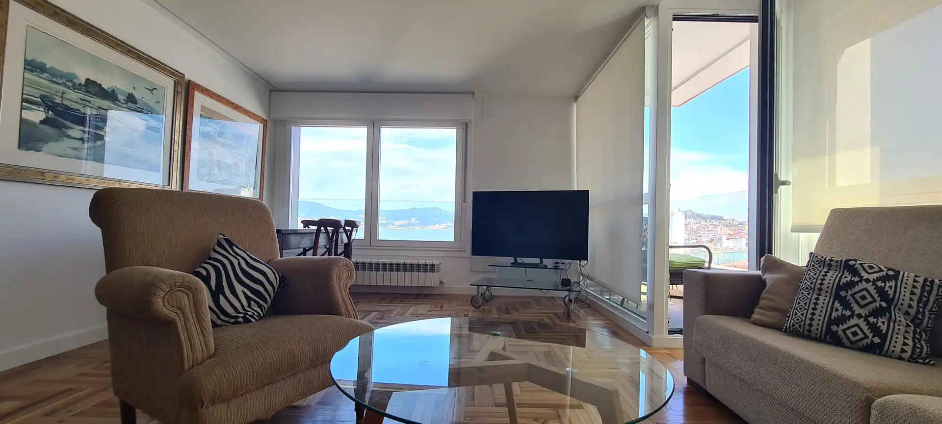 Living room of Flat for rent in Vigo   with Heating, Parquet flooring and Oven