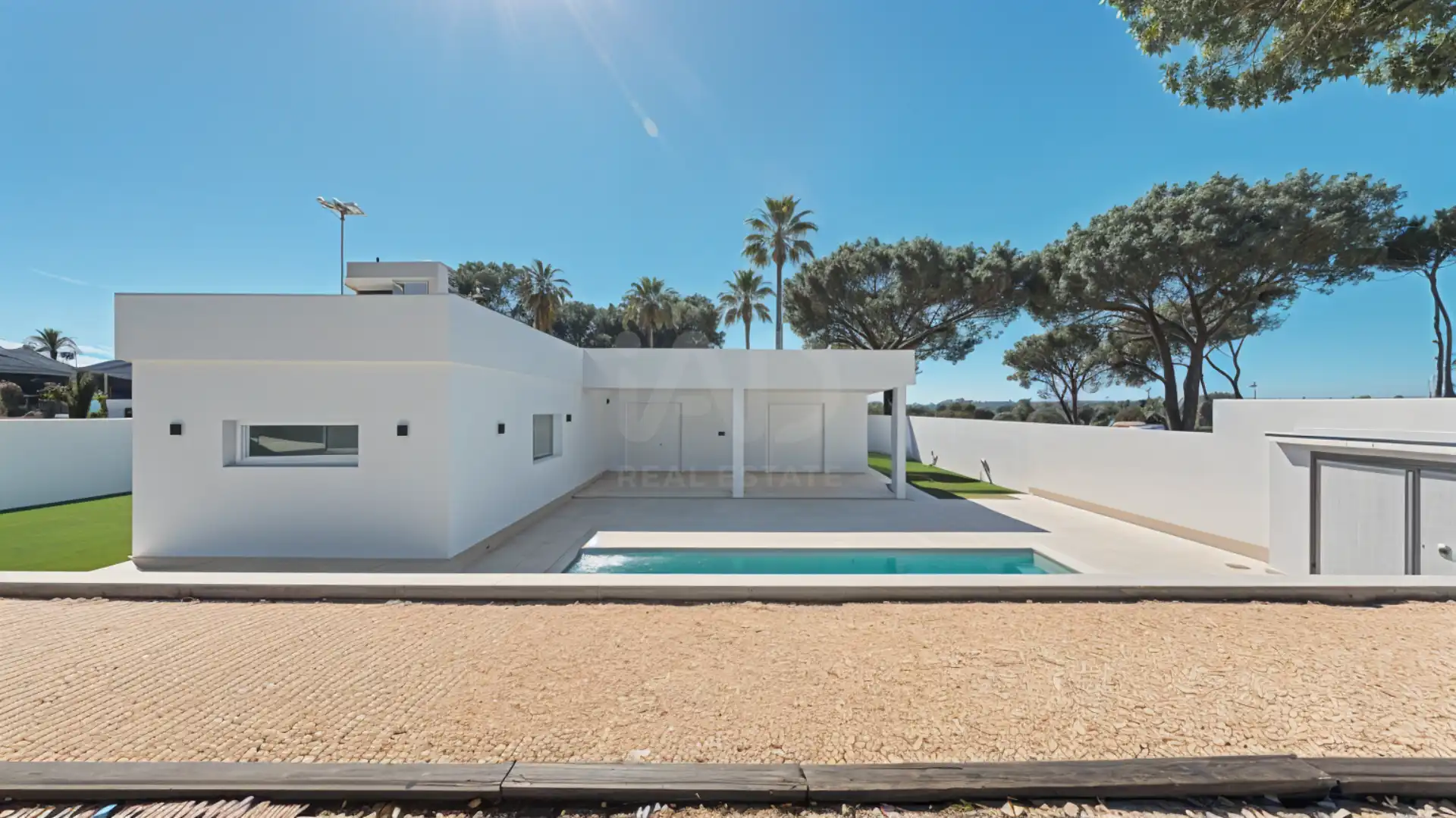 Vista exterior de Casa o xalet en venda en Chiclana de la Frontera amb Aire condicionat, Terrassa i Piscina