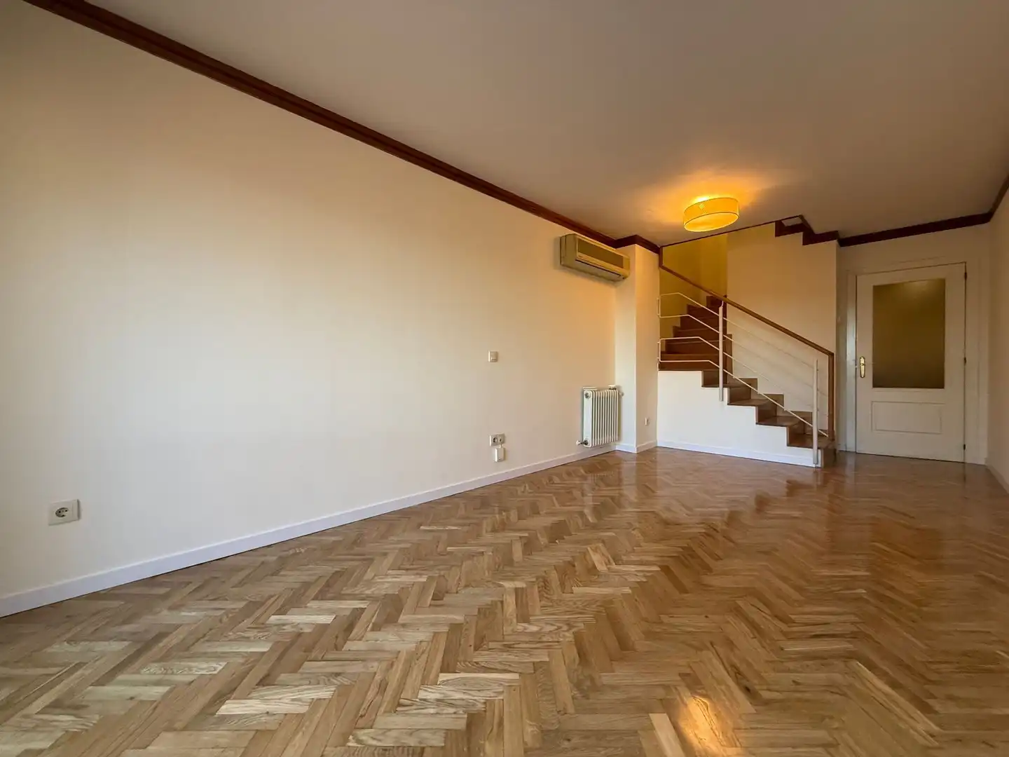 Sala de estar de Dúplex en venta en Pozuelo de Alarcón con Aire acondicionado, Trastero y Piscina comunitaria