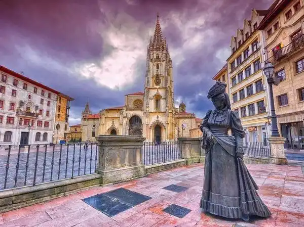 Vista exterior de Àtic en venda en Oviedo  amb Calefacció, Terrassa i Traster