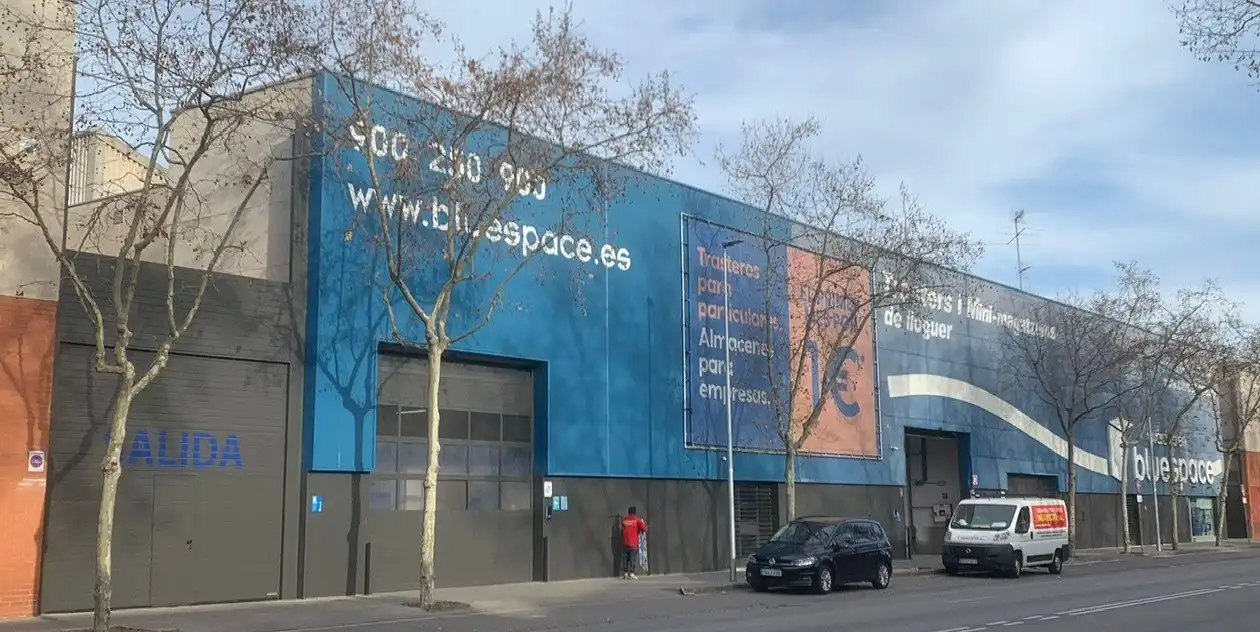 Vista exterior de Traster de lloguer en Badalona amb Alarma