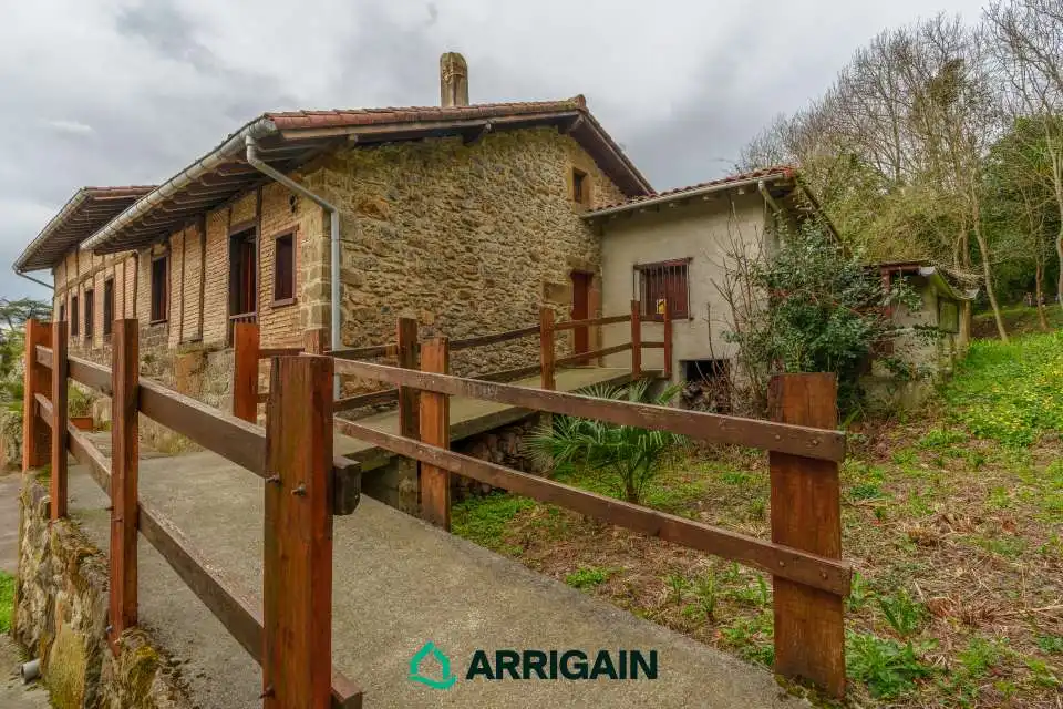 Vista exterior de Casa o xalet en venda en Donostia - San Sebastián  amb Calefacció, Jardí privat i Traster