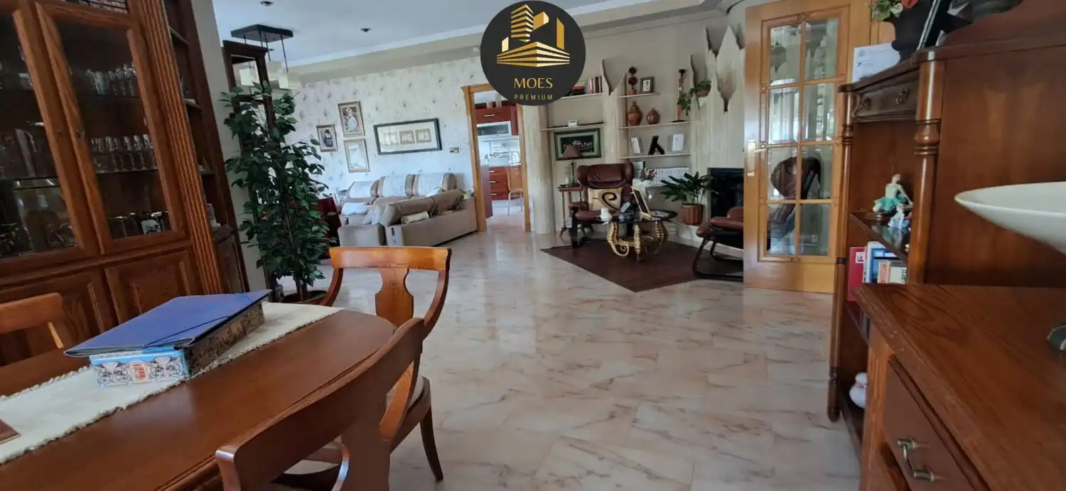 Sala d'estar de Casa o xalet en venda en Martos amb Calefacció, Terrassa i Piscina
