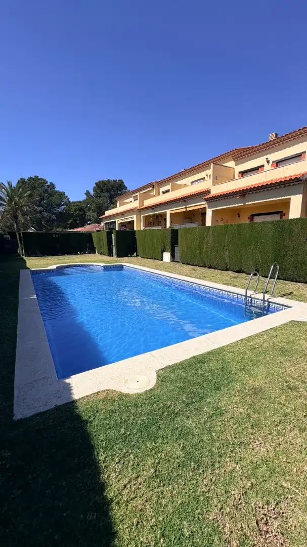 Schwimmbecken von Einfamilien-Reihenhaus zum Verkauf in Mont-roig del Camp mit Klimaanlage, Privatgarten und Terrasse