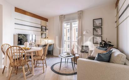 Sala d'estar de Apartament de lloguer en  Madrid Capital amb Aire condicionat, Calefacció i Moblat