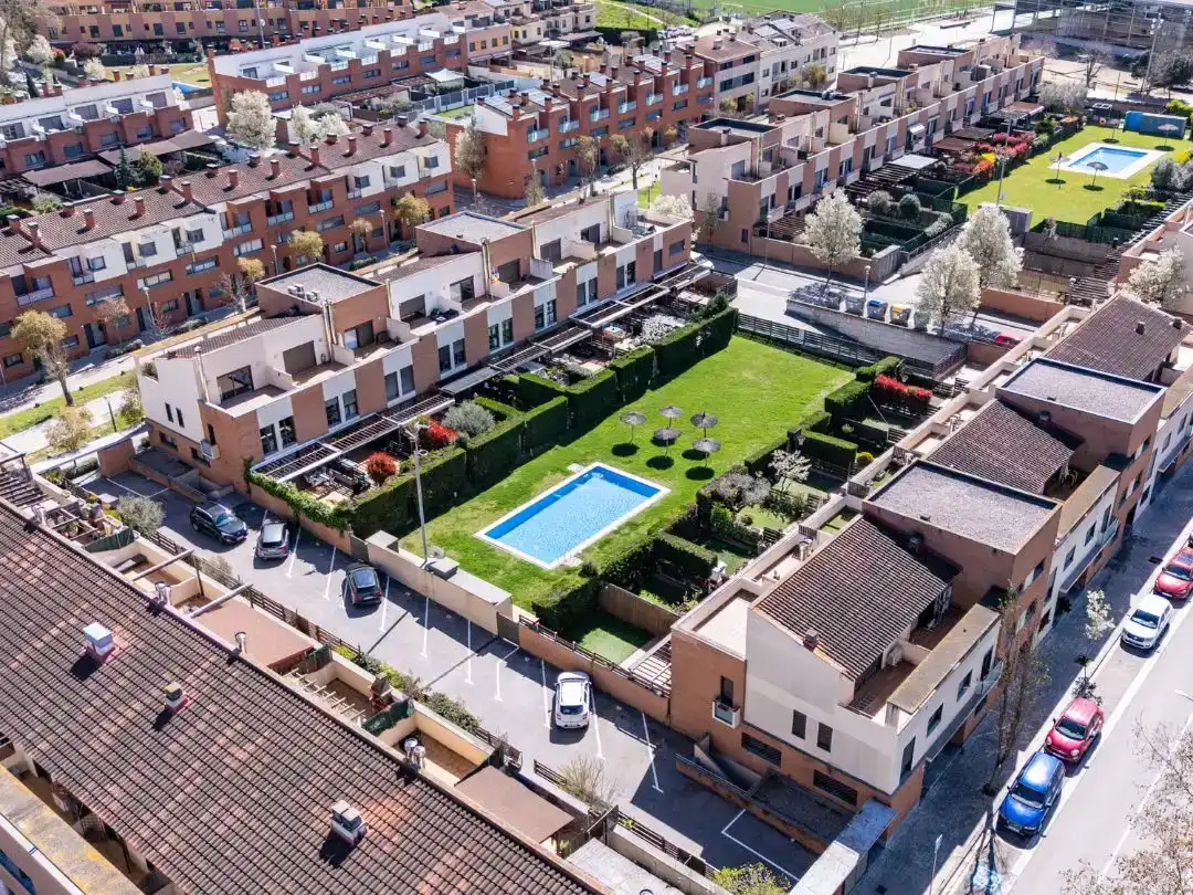 Vista exterior de Casa adosada en venda en Vilanova del Vallès amb Aire condicionat i Piscina