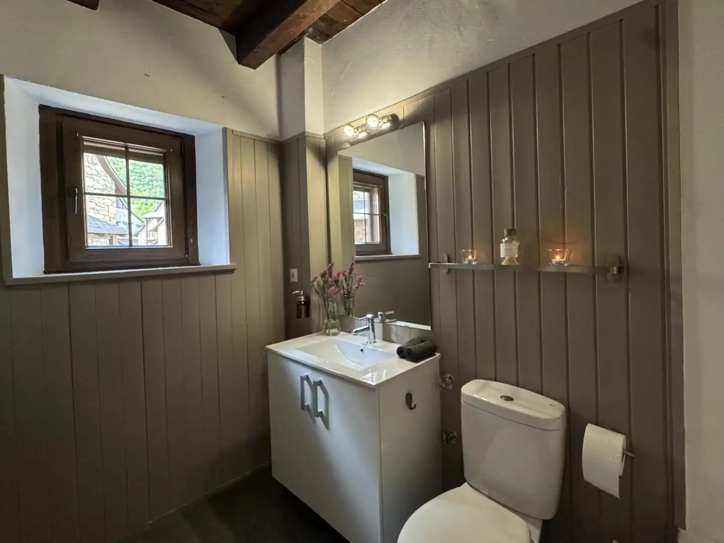 Baño de Piso en venta en Sahún con Calefacción, Trastero y Amueblado