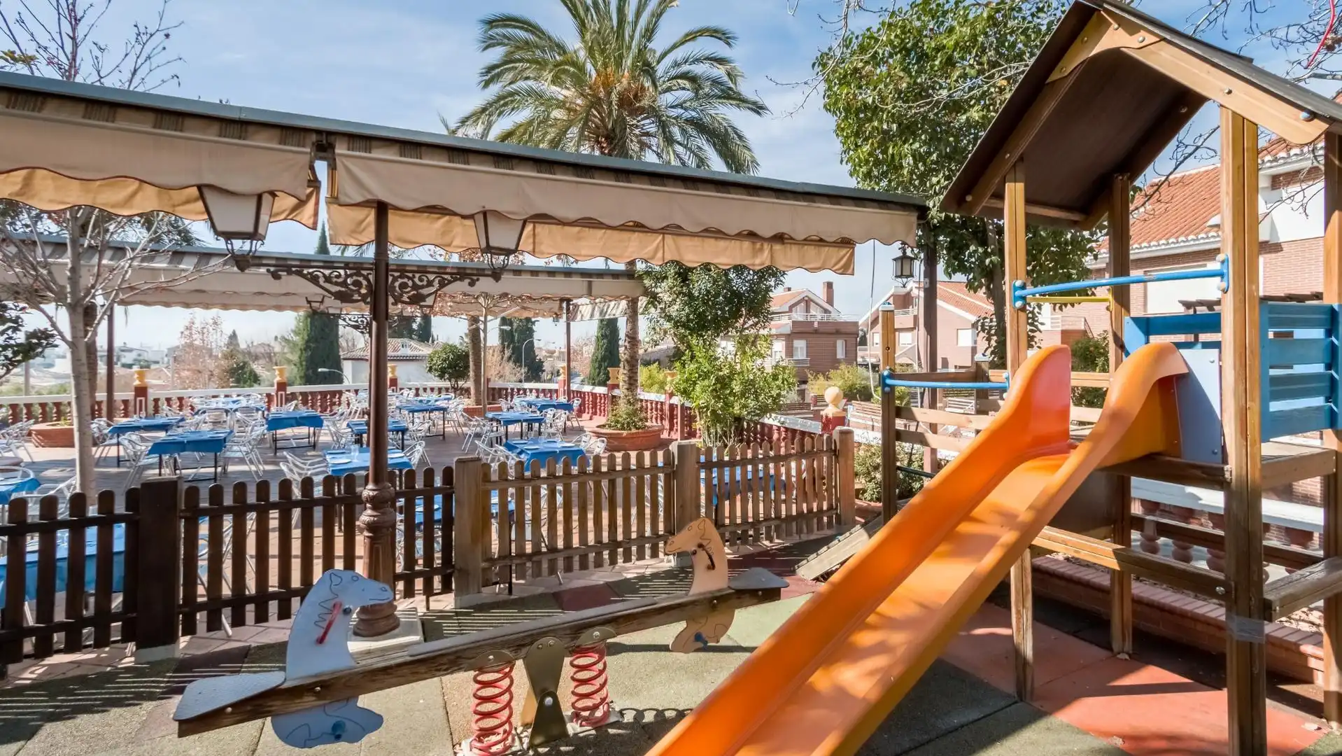 Local comercial en venta en Camino Real de los Neveros 93
