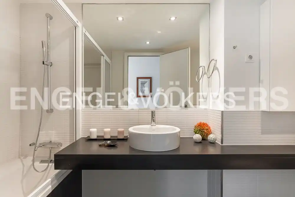 Bathroom of Attic for rent in Madrid  with Air Conditioner, Heating and Furnished