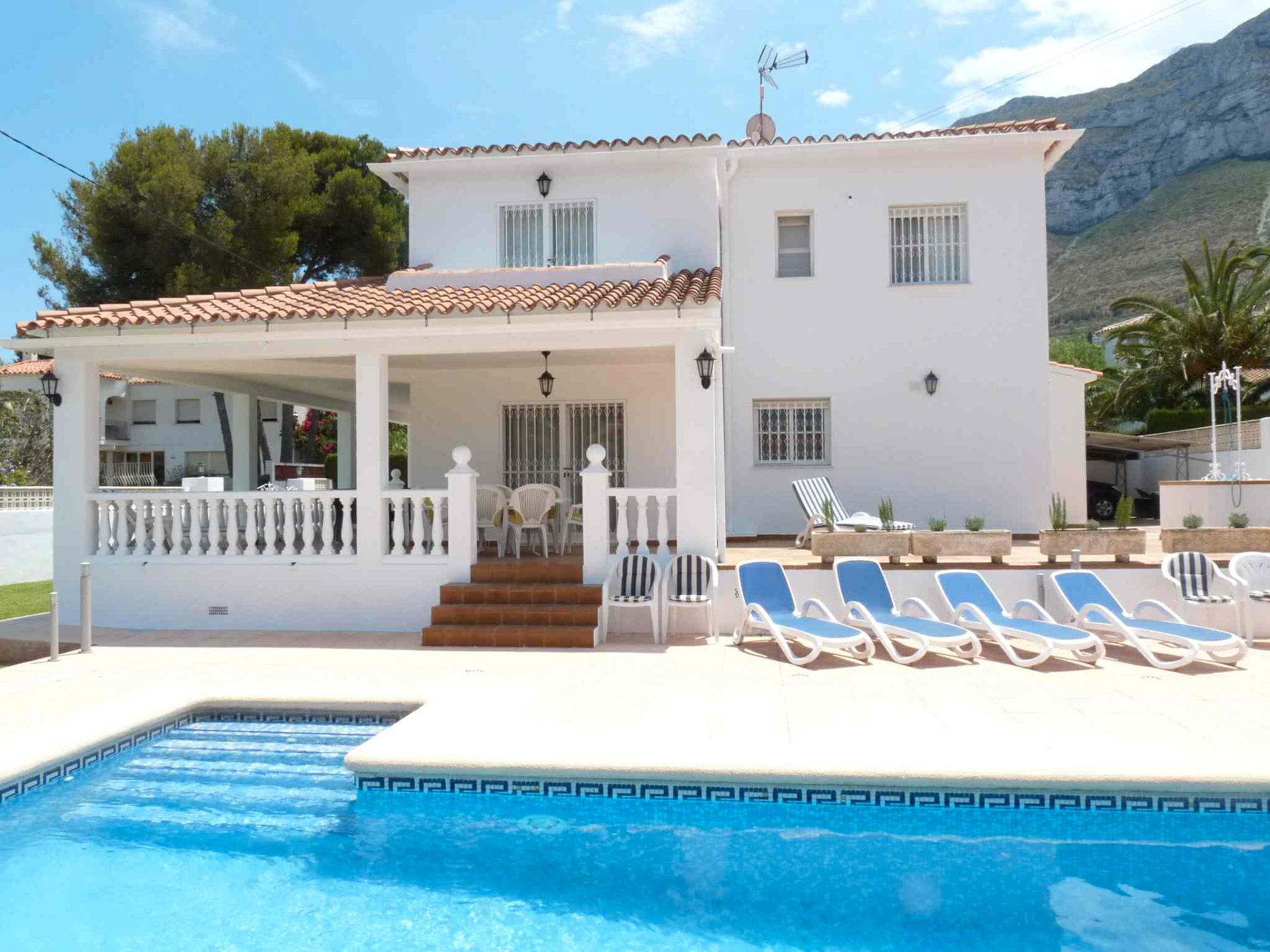 Vista exterior de Casa o xalet de lloguer en Dénia amb Aire condicionat, Jardí privat i Terrassa