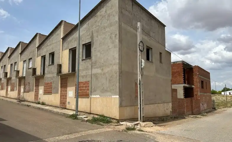 Vista exterior de Edificio en venta en La Albuera