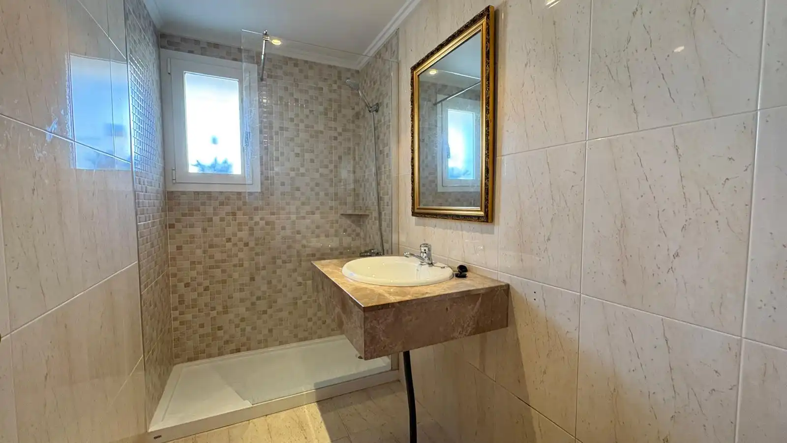 Bathroom of Houses for sale in L'Eliana  with Air Conditioner, Terrace and Storage room
