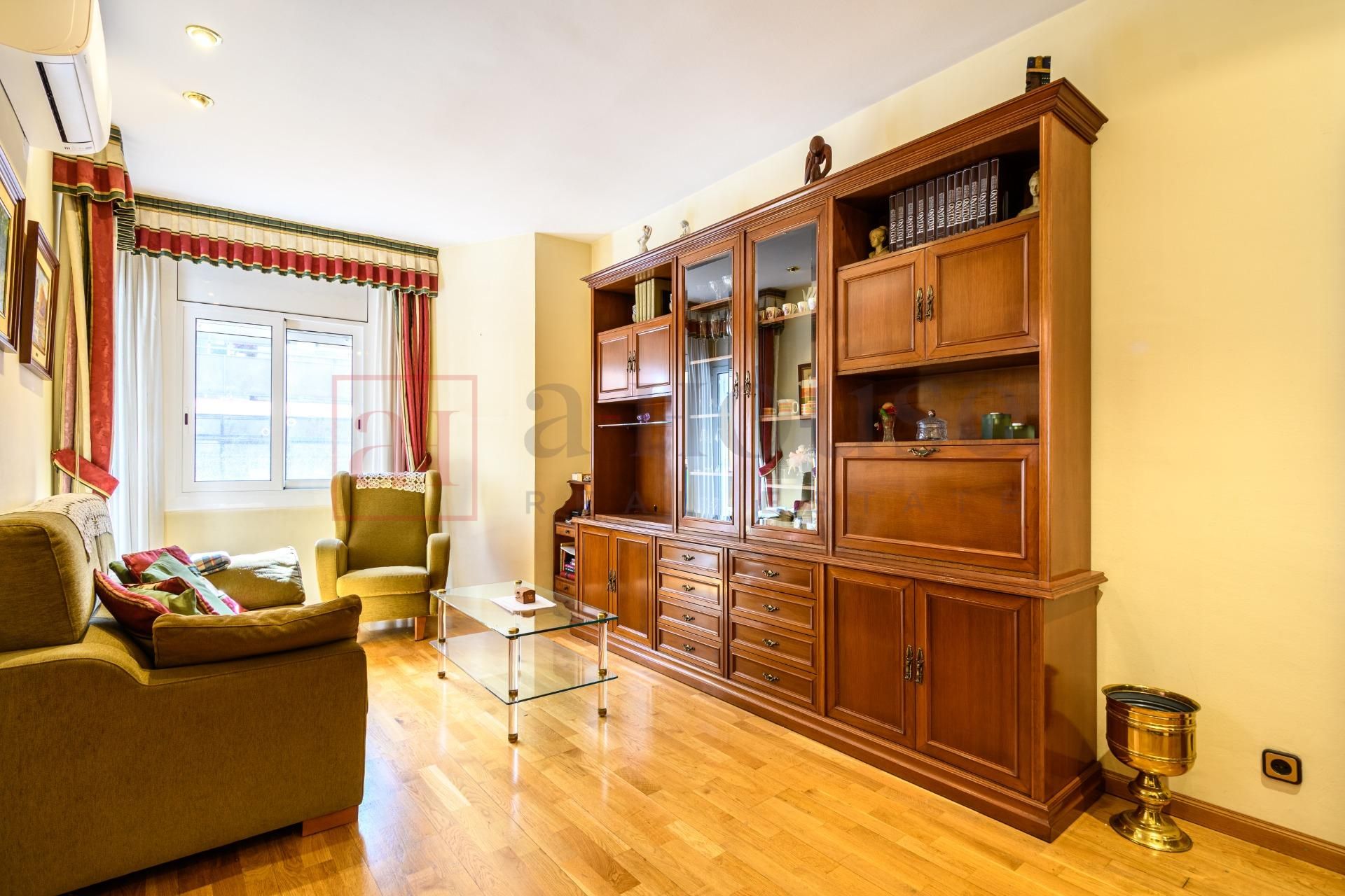 Sala de estar de Piso en venta en  Barcelona Capital con Aire acondicionado, Parquet y Terraza