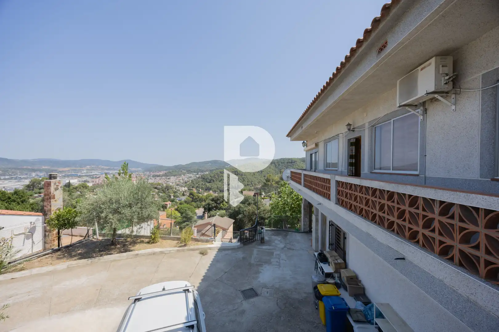 Vista exterior de Casa o xalet en venda en Sant Andreu de la Barca amb Aire condicionat, Calefacció i Jardí privat