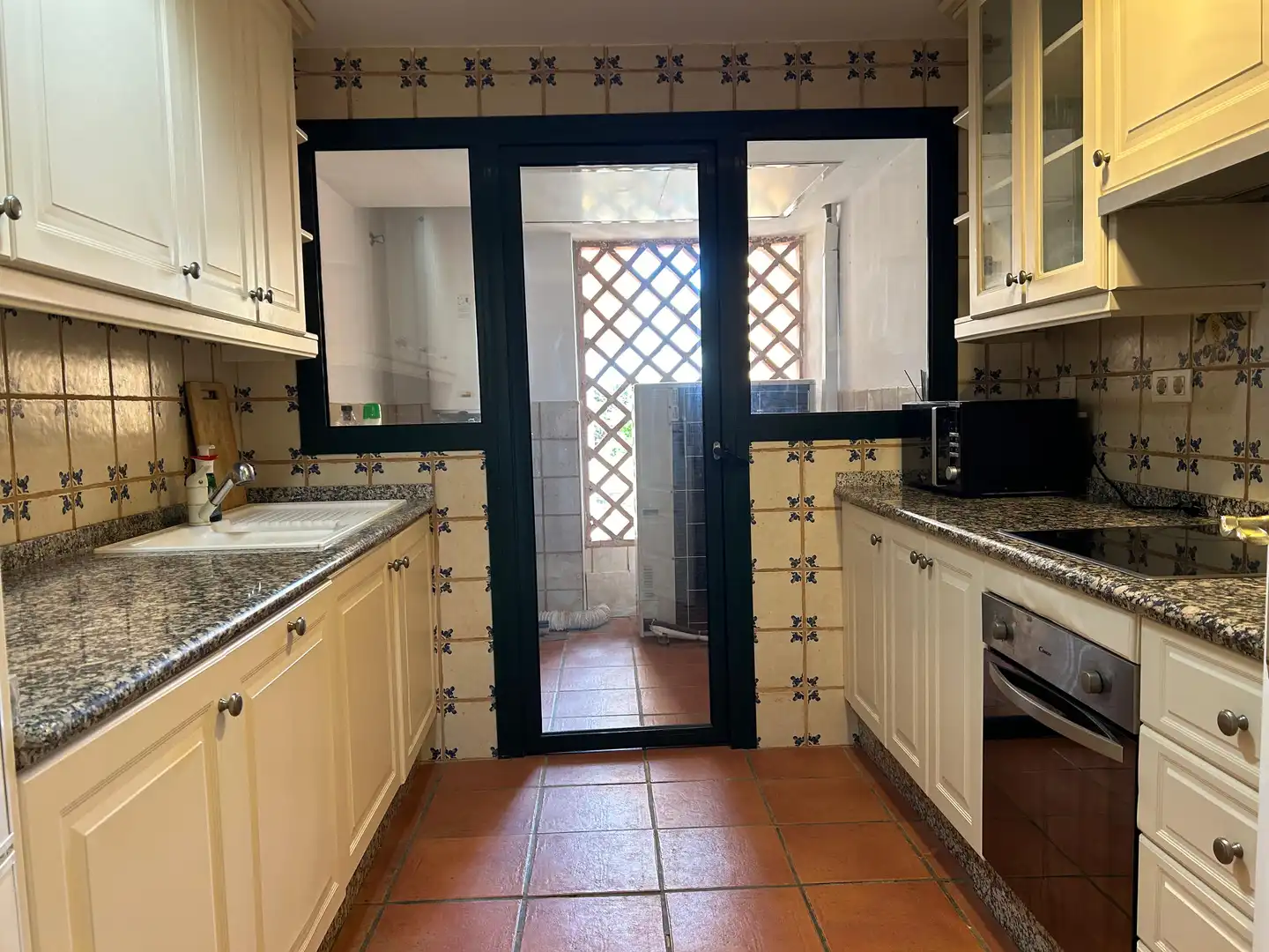 Cuina de Apartament de lloguer en Estepona amb Aire condicionat, Moblat i Internet