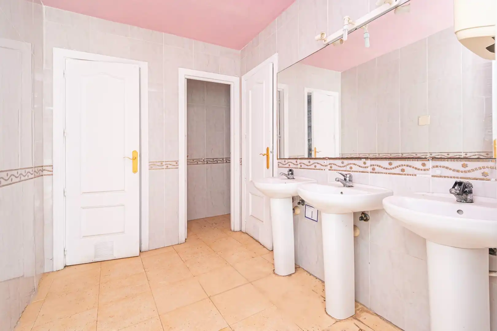 Badezimmer von Geschaftsraum zur Miete in Andratx