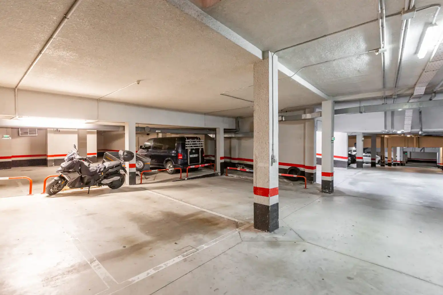 Parking de Casa adosada en venta en Valle de Elorz / Elortzibar con Aire acondicionado, Calefacción y Jardín privado